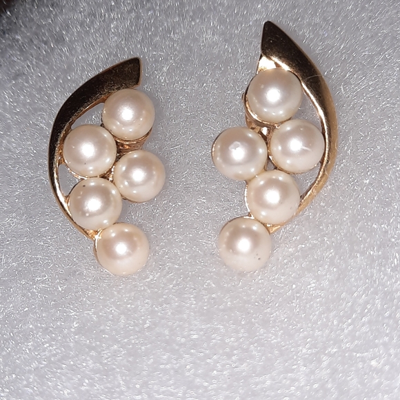 Vintage Jewelry - Vintage faux pearl and goldtone clip-on earrings